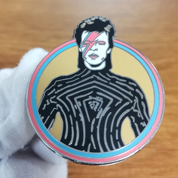 Deividas-Bowie emalio pin sagė lightning bolt makiažas